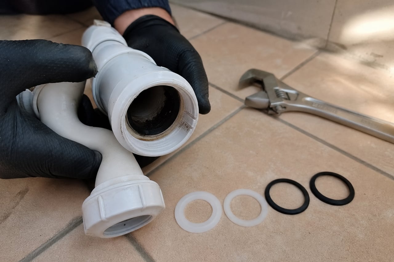 gros plan siphon démonté et joints neufs